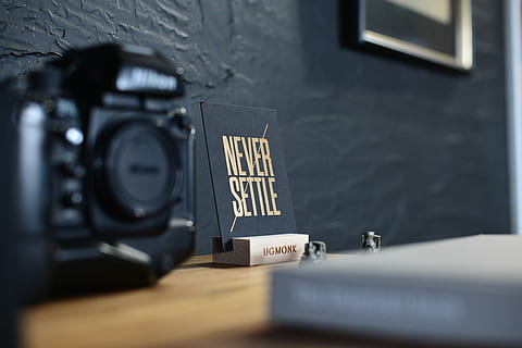 schwarz, nikon dslr kamera, neben, Dekor, Kamera, Nikon, Wand, Zitat, Büro, selektiver Fokus, Text, Kamera - Fotoausrüstung, Kommunikation, Technologie, westliche Schrift, Fotografie-Themen, drinnen, Nahansicht, keine Leute, Kunst, Kultur und Unterhaltung, schwarze Farbe, Dreharbeiten, Tag, Stillleben, Tabelle, Fotoausrüstung, Retro-Stil, die Medien, Heimvideokamera, 8K, CC0, gemeinfrei, lizenzfrei