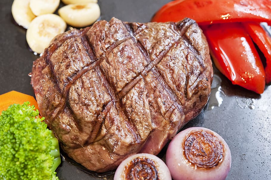 amigo, hovězí, steak, jídlo, jídlo a pití, svěžest, detail, uvnitř, stálý život, maso, zaměřit se na popředí, stůl, připraven jíst, vysoký úhel pohledu, nikdo, Zdravé stravování, zeleniny, deska, blahobyt, požitek, ovoce, velikost porce, pokušení, Svačina, francouzské jídlo, 2K