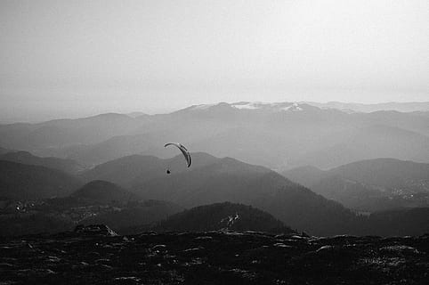 fotografia in scala di grigi, parapendio, colline, montagna, avventura, sport estremi, sport, scenics - natura, volante, paesaggio, paracadute, bellezza nella natura, attività di svago, catena montuosa, ambiente, cielo, la tranquillità, mezzi di trasporto, persona irriconoscibile, mezz'aria, natura, la libertà, all'aperto, 4K, CC0, dominio pubblico, privo di copyright