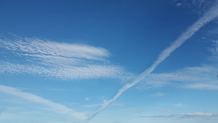 awan, langit, awan langit, awan langit biru, cloudscape, udara, awan - langit, jejak uap, biru, tampilan sudut rendah, kendaraan udara, tidak ada orang, alam, hari, pesawat terbang, gerakan, penerbangan, angkutan, di luar rumah, keindahan di alam, kecepatan, lingkungan Hidup, latar belakang, surga, ringan, pesawat, polusi, polusi udara, 5K