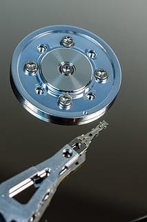 Festplatte, hdd, Hardware-, Computer, Platte, Makro, Datenspeicher, Technologie, Leseköpfe, Innenleben, Komponente, Chip, es, Magnetköpfe, sata, Tafel, Digital, Datenverarbeitung, Hauptplatine, Druckköpfe, magnetische Datenspeicherung, Daten, ausgeschnitten, Stift, edp, Detail, Speicherkarte, Nahansicht, drinnen, Metall, keine Leute, Studioaufnahme, Ausrüstung, glänzend, Computerausrüstung, Computerteil, Verbindung, schwarzer Hintergrund, Stillleben, silberfarben, grau, farbiger Hintergrund, Reflexion, High Angle View, einzelnes Objekt, elektrische Ausrüstung, sauber, 2K, CC0, gemeinfrei, lizenzfrei