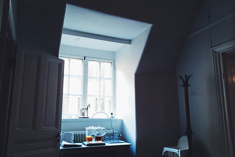porta di legno bianca, appendiabiti, seggiolone, porta, camera, finestra, Casa, sedia, brocca, bevande, tavolo, cucina, tazza, interno, caffè, in casa, nessuno, stanza domestica, interno di casa, giorno, assenza, posto a sedere, attrezzatura per l'illuminazione, architettura, interno vetrina casa, mobilia, tenda, natura, cibo e bevande, Aperto, lusso, lampada elettrica, appartamento, 2K, CC0, dominio pubblico, privo di copyright