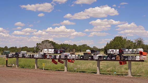 USA, postkasse, himmel, skyer, brev boks, Forenede Stater, stolpe, brev bokse, sky - himmel, træ, natur, arkitektur, plante, ingen mennesker, bygget struktur, dag, transportmidler, bygning udvendig, Mark, udendørs, jord, bygning, hus, by, vækst, landskab, landsby, 2K, CC0, offentligt domæne, royaltyfrie