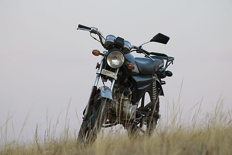 motorfiets, techniek, koplampen, vervoer, gras, wijze van transport, natuur, fabriek, dag, hemel, land-, buitenshuis, veld-, niet-stedelijke scène, landelijke scène, stationair, geen mensen, landschap, lage hoekweergave, heldere lucht, koplamp, 5K, CC0, publiek domein, royaltyvrij