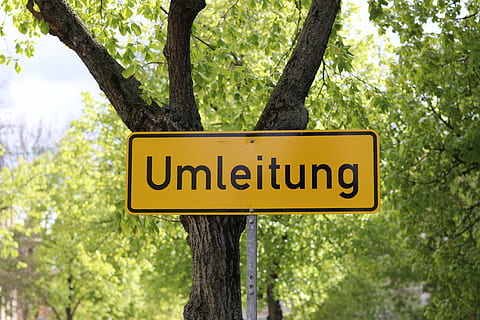 umleiten, Schild, Baum, Beachtung, Hinweis, Straßenarbeiten, Seite? ˅, Zeichen, Richtung, Pflanze, Text, Kommunikation, westliche Schrift, Baumstamm, Kofferraum, Natur, Gelb, Information, Tag, keine Leute, draußen, Hinweisschild, Beratung, Ast, grüne Farbe, Wachstum, 5K, CC0, gemeinfrei, lizenzfrei