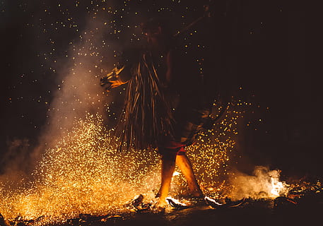 persoană, mers, foc, luminat, cărbuni, sol, sanghyang, scânteie, întuneric, flacără, noapte, temperatura - temperatură, foc - fenomen natural, ardere, industria metalurgică, oameni, Pericol, mişcare, o persoana, natură, oameni adevărați, luminos, fumul - structura fizică, permanent, mișcare încețoșată, semn, eveniment, culoare portocalie, bărbați, în aer liber, lemn, foc de artificii, foc de tabără, scântei, 5K, CC0, domeniu public, fără drepturi de autor
