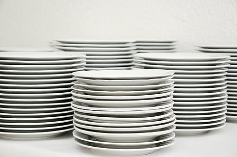 mucchio, bianca, ceramica, piatti, piatto, pila, vasellame, pila di piatti, sciacquare, lavare i piatti, grande gruppo di oggetti, in casa, natura morta, tavolo, preparativi, nessuno, avvicinamento, porcellana, utensile da cucina, ordine, ciotola, attrezzature domestiche, abbondanza, tazza, gruppo, piatto vuoto, pulito, ambientazione, 4K, CC0, dominio pubblico, privo di copyright