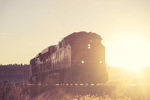 fotografie silueta, negru, tren, șină, apus de soare, motor, urmări, calea ferata, Railtrack, cer, arhitectură, natură, tren - vehicul, transportul feroviar, transport, nici o persoana, lumina soarelui, mijloc de transport, soare, Sina de cale ferata, călătorie, construită, în aer liber, exteriorul clădirii, spațiu copie, lentila flacara, 5K, CC0, domeniu public, fără drepturi de autor