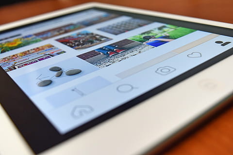 hvid, ipad, Brun, overflade, instagram, tablet, apparat, teknologi, digital, tæt på, forretning, studio skud, indendørs, selektiv fokusering, mennesker, meddelelse, nummer, forbindelse, finansiere, tastatur, udstyr, computer, kontrollere, trådløs teknologi, tilt, trykknap, bestille, forbrugerisme, elektrisk udstyr, 2K, CC0, offentligt domæne, royaltyfrie