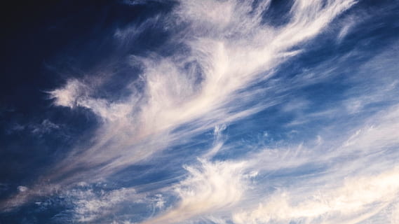 blå, hvid, himmel, skyer, hvide skyer, blå himmel, natur, vejr, sky - himmel, cloudscape, udendørs, dag, sommer, baggrunde, scenics, luft, klima, overskyet, cumulus sky, meteorologi, stratosfæren, plads, skønhed i naturen, lav vinkel visning, scenics - natur, ro, ingen mennesker, rolig scene, dramatisk himmel, vind, miljø, tjavsede, tekstureret effekt, 5K, CC0, offentligt domæne, royaltyfrie