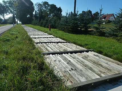 Bergbau, Kunst diy, Referenzen, Zug in Freiberg, Wasserversorgung, Pflanze, Baum, Natur, Holz - Material, Feld, grüne Farbe, Land, Tag, Gras, Schönheit in der Natur, Wachstum, Himmel, keine Leute, Ruhe, ruhige Szene, draußen, Szenen - Natur, Umgebung, Sonnenlicht, Nicht-städtische Szene, Holz, 2K, CC0, gemeinfrei, lizenzfrei