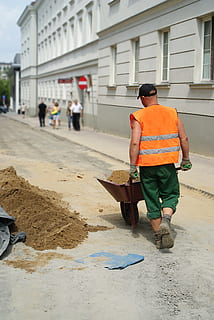 Mitarbeiter, Arbeitnehmer, Arbeit, physisch, Karren, Menschen, Gebäude, Weg, Stadt, Polen, Kielce, die Architektur, Straße, der Markt, gebaute Struktur, echte Menschen, in voller Länge, Männer, Rückansicht, eine Person, Gebäudehülle, Gehen, Besetzung, zufällige Menschen, Tag, Arbeiten, draußen, Kleidung, Lebensstile, Legere Kleidung, 4K, CC0, gemeinfrei, lizenzfrei