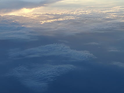Wolke, Muster, Wolkengebilde, Wolkenmuster, Himmel, Natur, Sonnenuntergang, Sonnenlicht, Schönheit in der Natur, wolke - himmel, szenen, Ruhe, Szenen - Natur, ruhige Szene, Luftaufnahme, keine Leute, idyllisch, flauschige, draußen, Tag, Hintergründe, Umgebung, Blau, Weichheit, Meteorologie, über, 2K, CC0, gemeinfrei, lizenzfrei