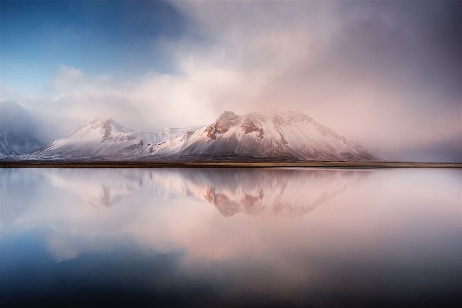 blanc, muntanya, mar, durant el dia, cobert de neu, cos, aigua, envoltat, boires, neu, núvol, llac, reflexió, cel, boira, al matí, atmosfera, calma, Islandia, snaefellsnes, núvol - cel, bellesa a la natura, hivern, escenics - natura, paisatge, temperatura de fred, medi ambient, naturalesa, escena tranquil·la, volcà, tranquil·litat, cap gent, gel, muntanya nevada, llacuna, poder a la natura, 5K