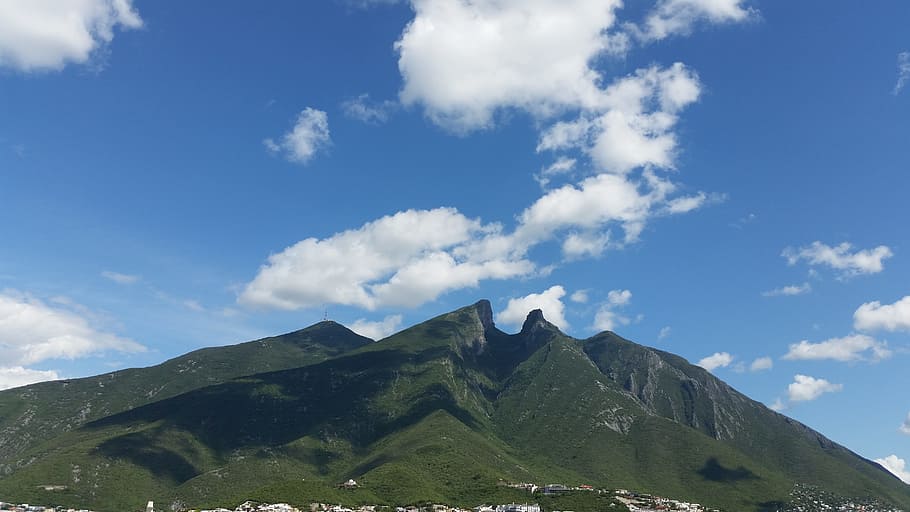 Berge, bedeckt, Wolkenschatten, Grün, Berg, klar, Himmel, tagsüber, Wolken, Landschaft, Rock, Natur, szenen, Gebirge, draußen, Blau, Hügel, wolke - himmel, Sommer-, grüne Farbe, Gipfel, keine Leute, die Architektur, Tag, gebaute Struktur, Szenen - Natur, Schönheit in der Natur, Nicht-städtische Szene, ruhige Szene, Umgebung, Ruhe, Land, Tourismus, Reise, Reiseziele, Pflanze, 5K