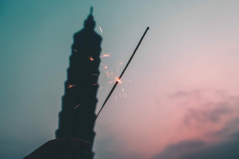 silhouette, person, holding, pinne, stålullfotografi, tårn, sparkler, gnist, bygning, livsstil, by, Urban, slappe av, byliv, lys, bakgrunn, taiwan, hånd, himmel, belyst, røyk - fysisk struktur, natur, fyrverkeri, bevegelse, feiring, sky - himmel, lav vinkel visning, ingen folk, kunstkultur og underholdning, eksploderer, begivenhet, utendørs, solnedgang, skumring, fyrverkeri - menneskeskapt objekt, gnister, forurensing, 5K, CC0, offentlig domene, opphavsrett gratis