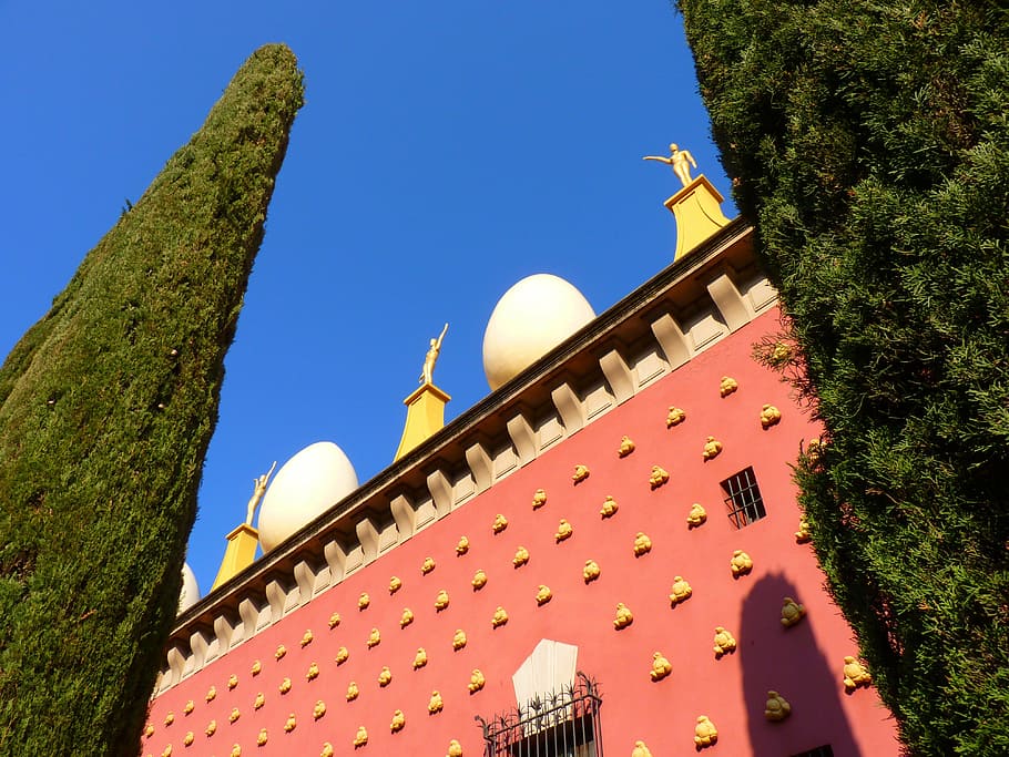 ou, pilota, construir xifres, vermell, daurat, dali, museu, figueres, espanya, arquitectura, exterior de l'edifici, estructura construïda, arbre, edifici, cel, planta, naturalesa, destinacions de viatge, cel clar, cap gent, lloc de culte, religió, creença, sostre, dia, ciutat, viatjar, a l'aire lliure, blau, fletxa, teula de teulada, 4K