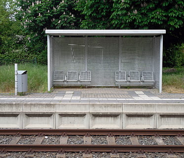 parada, vies del ferrocarril, espera, plataforma, estació de tren, pista, Alemanya, solitari, planta, arquitectura, estructura construïda, cap gent, dia, arbre, exterior de l'edifici, finestra, edifici, a l'aire lliure, naturalesa, metall, creixement, casa, costat a costat, barri residencial, quadrícula, color verd, tancat, llum solar, 2K, CC0, domini públic, lliure de regalies