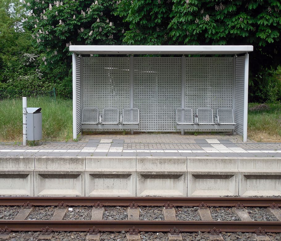 parada, vies del ferrocarril, espera, plataforma, estació de tren, pista, Alemanya, solitari, planta, arquitectura, estructura construïda, cap gent, dia, arbre, exterior de l'edifici, finestra, edifici, a l'aire lliure, naturalesa, metall, creixement, casa, costat a costat, barri residencial, quadrícula, color verd, tancat, llum solar, 2K