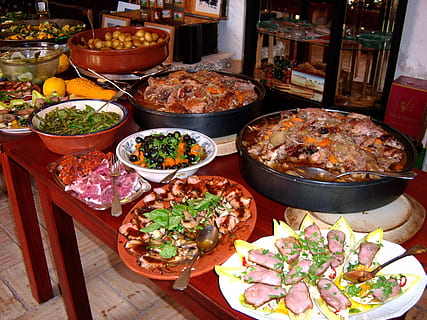 variedad, cocido, alimentos, buffet, comer, losas, trozos, comida y bebida, comida, carne, frescura, mesa, elección, adentro, alimentación saludable, nadie, variación, vista de alto ángulo, listo para comer, vegetal, cuenco, negocio, envase, bienestar, naturaleza muerta, equipo doméstico, cena, tentación, 2K, CC0, dominio público, libre de derechos
