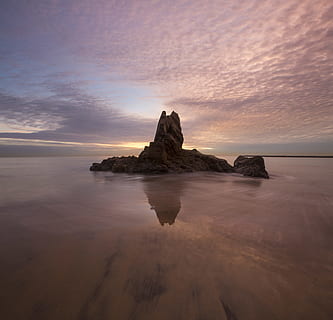 formation rocheuse, entouré, eau, milieu, océan, homme chauve-souris, obélisque, le coucher du soleil, lever du soleil, longue exposition, réflexion, île, la nature, mer, plage, paysage, rock - objet, paysages, littoral, ciel, beauté dans la nature, en plein air, nuage - ciel, personne, le sable, bleu, paysage marin, falaise, paysages - nature, solide, Roche, scène tranquille, tranquillité, terre, horizon au-dessus de l'eau, idyllique, horizon, pile de roche, érodé, 5K, CC0, domaine public, libre de droits