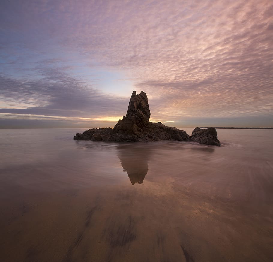formation rocheuse, entouré, eau, milieu, océan, homme chauve-souris, obélisque, le coucher du soleil, lever du soleil, longue exposition, réflexion, île, la nature, mer, plage, paysage, rock - objet, paysages, littoral, ciel, beauté dans la nature, en plein air, nuage - ciel, personne, le sable, bleu, paysage marin, falaise, paysages - nature, solide, Roche, scène tranquille, tranquillité, terre, horizon au-dessus de l'eau, idyllique, horizon, pile de roche, érodé, 5K