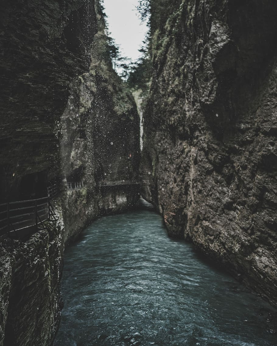 cos, aigua, dos, formació de roca, riu entre muntanyes, riu, corrent, cascada, rock, tanca, splash, vall, barranc, gorges de l'aar, suïssa, bonic, viatjar, suiss, bosc, davant del mar, cap gent, naturalesa, dia, arquitectura, bellesa a la natura, a l'aire lliure, moviment, escenics - natura, tranquil·litat, mar, sòlid, arbre, rock - object, estructura construïda, aigua que flueix, 5K