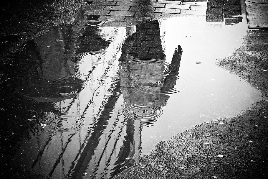 fotografia a escala de grisos, bassal, gris, concret, pis, pluja, aigua, duplicació, humit, temps, plovent, asfalt, blanc i negre, reflexió, llambordes, fora, carretera, sòl, paviment, textura, pedra, pegat, fotografia de carrer, carrer, urbà, ciutat, vista d’angle alt, dia, naturalesa, cap gent, transport, exterior de l'edifici, a l'aire lliure, arquitectura, estructura construïda, temporada de pluges, 4K