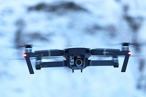 sort flyvende quadcopter, drone, flyvende, fokus på forgrunden, teknologi, overvågning, ingen mennesker, meddelelse, skilt, udendørs, tæt på, overvågningskamera, belyst, sikkerhed, dag, natur, lys, fotografering temaer, selektiv fokusering, kamera - fotografisk udstyr, stoplys, bevægelse, 5K, CC0, offentligt domæne, royaltyfrie
