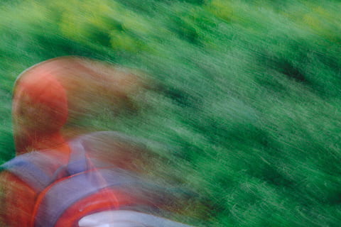 día lluvioso, resumen, antecedentes, rojo, movimiento borroso, naturaleza, enfoque selectivo, nadie, de cerca, fotograma completo, al aire libre, movimiento, una persona, persona irreconocible, larga exposición, velocidad, gente real, actividad de ocio, estilos de vida, deporte, día, tierra, adulto, desenfocado, color verde, disparo a la cabeza, hombres, emoción, 4K, CC0, dominio público, libre de derechos