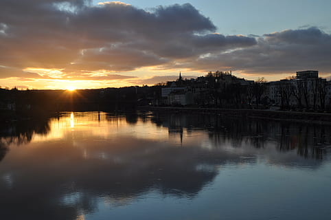 cel de la nit, posta de sol, Sol ponent, reflexió, aigua, cel, núvol - cel, cap gent, davant del mar, arquitectura, naturalesa, tranquil·litat, exterior de l'edifici, bellesa a la natura, escenics - natura, escena tranquil·la, estructura construïda, llac, edifici, sol, a l'aire lliure, 4K, CC0, domini públic, lliure de regalies