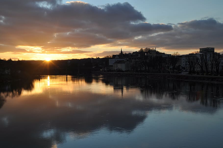 cel de la nit, posta de sol, Sol ponent, reflexió, aigua, cel, núvol - cel, cap gent, davant del mar, arquitectura, naturalesa, tranquil·litat, exterior de l'edifici, bellesa a la natura, escenics - natura, escena tranquil·la, estructura construïda, llac, edifici, sol, a l'aire lliure, 4K
