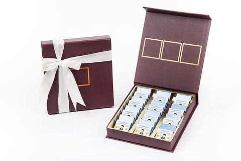 coriandoli, cioccolato, confezione, sfondo bianco, regalo, scatola, girato in studio, scatola - contenitore, ritagliare, contenitore, celebrazione, in casa, pacco regalo, arco legato, nastro - articolo da cucire, nastro, arco, nessuno, carta, Aperto, evento, libro, sorpresa, 5K, CC0, dominio pubblico, privo di copyright