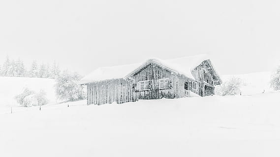 schneebedeckte Hausillustration, Szene, Winter, kalt, Kabine, Bergheim, Chalet, Sturm, Schneefall, Schneesturm, Schnee, ländliche Szene, kalte Temperatur, Natur, draußen, Scheune, Haus, Weiß, die Architektur, gebaute Struktur, Gebäudehülle, Gebäude, Wohngegend, Himmel, gefroren, schneit, Land, Landschaft, keine Leute, Szenen - Natur, Umgebung, Baum, Hütte, 4K, CC0, gemeinfrei, lizenzfrei