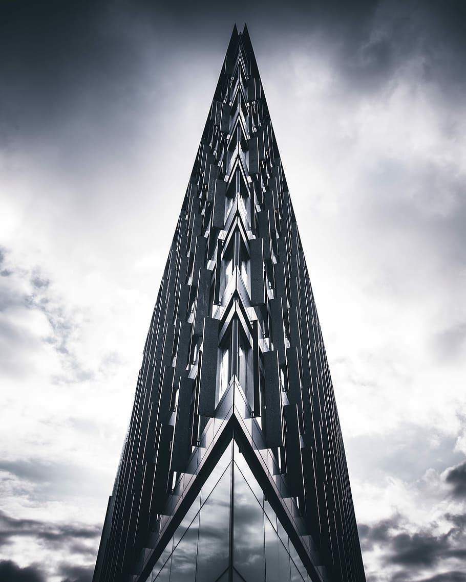 gris, edifici de vidre, ennuvolat, cel, durant el dia, baix, foto d'angle, edifici, fotografia en escala de grisos, arquitectura, ciutat, agut, canviant d'humor, plata, Copenhaguen, urbà, gratacels, modern, de gran alçada, angle, cloudscape, reflexió, mínim, humor, núvol - cel, estructura construïda, vista d’angle baix, naturalesa, exterior de l'edifici, cap gent, dia, forma de triangle, a l'aire lliure, pont, núvol, pont - estructura feta per l'home, alta - alta, perspectiva decreixent, exterior d’edifici d’oficines, 4K