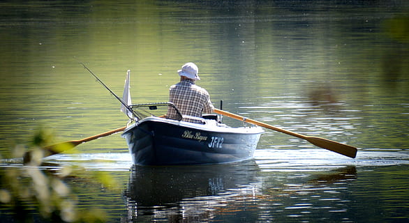 Mann, Reiten, schwarz, Boot, mit, Ruder, Ruderer, Angler, Ruderboot, Stiefel, leeren, Blau, Meer, Hafen, Tau, Seil, Knoten, Mittelmeer, Wasser, Atmosphäre, Anker, Welle, Stimmung, Schiff, Holz, pur, Rückansicht, Ufergegend, Wasserfahrzeug, Reflexion, Transport, See, echte Menschen, eine Person, Transportmittel, Tag, Natur, Hut, Männer, Sitzung, Angeln, draußen, Fischer, paddeln, 4K, CC0, gemeinfrei, lizenzfrei