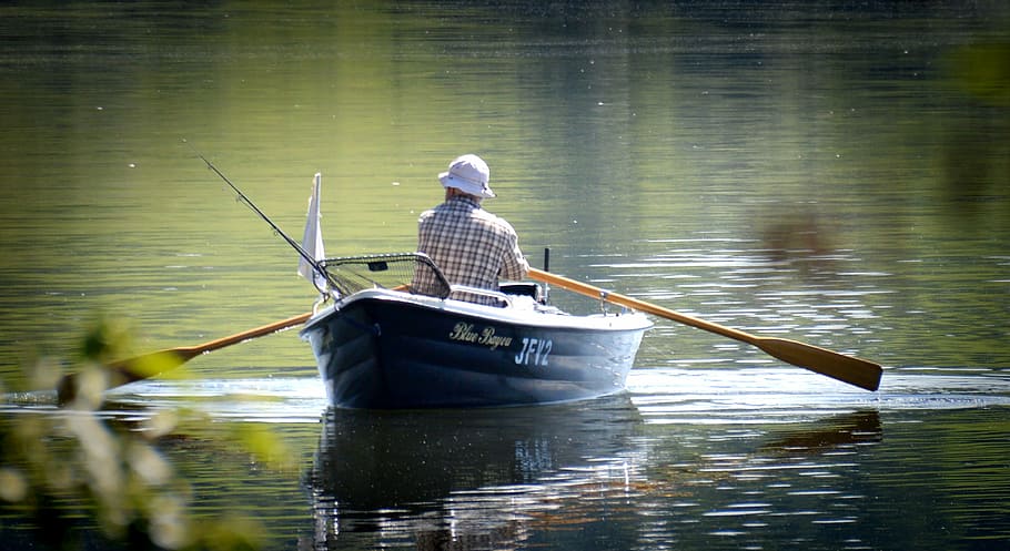 mand, ridning, sort, båd, ved brug af, åre, roer, lystfisker, robåd, støvle, tom, blå, hav, Havn, dug, reb, knude, middelhavet, vand, atmosfære, anker, bølge, humør, skib, træ, pur, bagfra, havnefronten, nautiske fartøj, afspejling, transportmidler, sø, rigtige mennesker, en person, transportform, dag, natur, hat, herrer, sidder, fiskeri, udendørs, fisker, padling, 4K