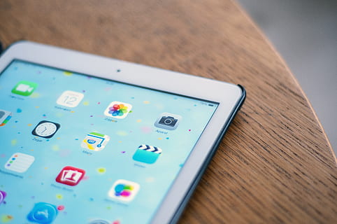 blanc, ipad, marró, fusta, taula, tauleta, tecnologia, negocis, oficina, escriptori, cap gent, comunicació, connexió, tecnologia sense fils, dispositiu d’informació portàtil, control, primer pla, enfocament selectiu, material de fusta, a l'interior, equipament, telèfon intel·ligent, multicolor, nombre, tauleta digital, ordinador, aplicació per a mòbils, vista d’angle alt, polsador, teclat, Font d'alimentació, equipament elèctric, 4K, CC0, domini públic, lliure de regalies