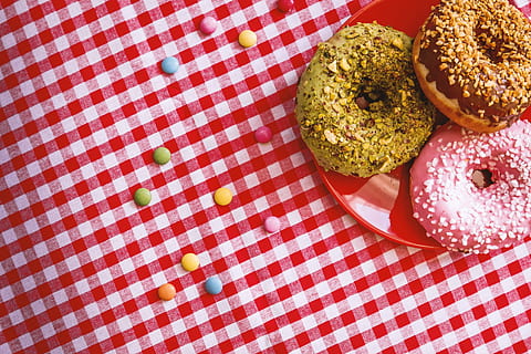 foto close-up, donat, merah, keramik, piring, meja, kain, permen, makanan penutup, makanan, camilan, lezat, rasa, makanan dan minuman, dipanggang, kesegaran, kesenangan, masih hidup, dalam ruangan, taplak meja, siap untuk dimakan, tampilan sudut tinggi, makanan manis, pola diperiksa, manis, tidak ada orang, pencuci mulut, godaan, merapatkan, makan yang tidak sehat, roti, muffin, sarapan, 4K, CC0, domain publik, bebas royalti
