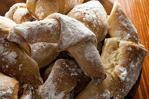 ēšana, maiznīca, maize, miltus, kūka, neviens, mājās, pārtika un dzērieni, ēdiens, svaigumu, telpās, cep, tuvplāns, Klusā daba, nav cilvēku, liela objektu grupa, gatavs ēst, maizes klaips, augsts leņķa skats, pārpilnība, pūdercukurs, salds ēdiens, labklājību, cukuru, pilna kadra, franču ēdiens, uzkodas, 4K, CC0, publiskais domēns, bez atlīdzības