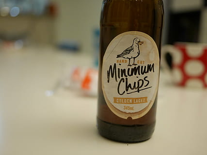 piwo, minimalne żetony, zbliżenie, rozmycie tła, codzienny, hangout, styl życia, butelka, alkohol, drink, tekst, pismo zachodnie, pojemnik, wewnątrz, porozumiewanie się, skupić się na pierwszym planie, etykieta, jedzenie i picie, żadnych ludzi, słoik, martwa natura, jedzenie, szkło - materiał, opieka zdrowotna i medycyna, odświeżenie, uroczystość, 2K, CC0, domena publiczna, darmowe zdjęcia