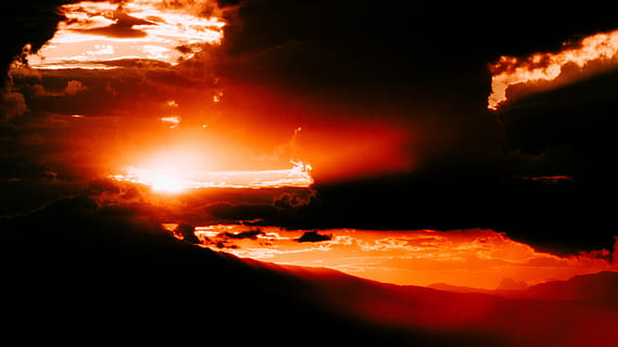 foto de la silueta, muntanyes, daurat, hores, fotografia horària, núvols, crepuscle, cel, núvol, cloudscape, posta de sol, cel dramàtic, dramàtica, naturalesa, scape, viatjar, raig, llum, muntanya, panorama, paisatge, nit, destrucció, núvol - cel, calor - temperatura, cap gent, signe, flama, aigua, lava, cremant, senyal d'advertència, il·luminat, bellesa a la natura, comunicació, color taronja, a l'aire lliure, foc, brillant, poder a la natura, que flueix, indústria aeroespacial, 5K, CC0, domini públic, lliure de regalies