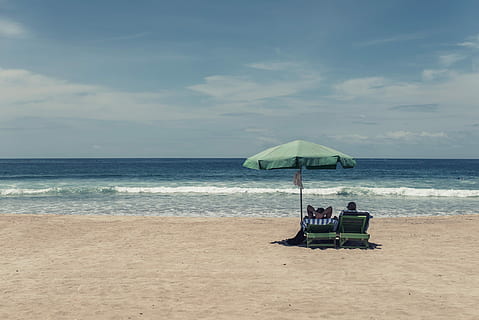 vert, parasol, chaises longues, jour, patio, parapluie, Soleil, chaises, plage, mer, le sable, les vacances, été, eau, lieux de voyage, littoral, relaxation, climat tropical, des plages, la nature, Destinations de voyage, bleu, ciel, idyllique, station touristique, en plein air, scène tranquille, Voyage, personne, horizon au-dessus de l'eau, journée, terre, nuage - ciel, horizon, beauté dans la nature, Vrais gens, paysages - nature, tranquillité, Hommes, scène non urbaine, 2K, CC0, domaine public, libre de droits