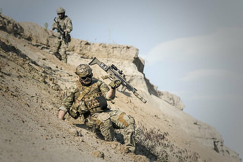 soldat, realistisk, camouflage suit, bedrift, overfald riffel, glidende, downhill, krig, ørken, pistoler, gunshow, handling, røg, sand, dom, aktiv, eventyr, ekstrem, ASG, sport, livsstil, aktivitet, udendørs, mand, gruppe, hold, eventyr rejse, rygsæk, natur, mennesker, ung, person, bevæbnede styrker, militær, våben, hær soldat, kanon, regering, hær, riffel, dag, voksen, sikkerhed, jord, sigter, kampene, marinesoldater, fuld længde, uniform, maskinpistol, 4K, CC0, offentligt domæne, royaltyfrie