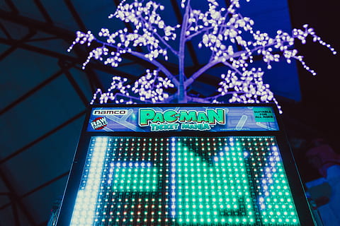 lumen pt, masina de arcade namco pac-man, noapte, întuneric, lumini, maşină, Pacman, comunicare, text, albastru, iluminat, semn, vedere unghiulară joasă, nici o persoana, western script, arhitectură, natură, construită, exteriorul clădirii, echipamente de iluminat, în aer liber, vacanţă, decor, semn de informație, a închide, floare, 4K, CC0, domeniu public, fără drepturi de autor