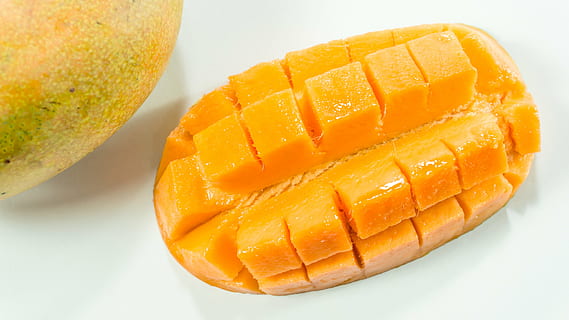 gesneden mango, mango-, plak, wit, geel, geïsoleerd, besnoeiing, fruit, achtergrond, sappig, vers, zoet, biologisch, rijp, tropisch, kubussen, fijnproever, vegetarisch, voedsel, natuurlijk, gesneden, toetje, dieet, voeding, groen, gezond, detailopname, pulp, voorwerp, exotisch, sectie, dichtbij, heerlijk, single, versheid, lekker, stuk, studio, kubus, eten en drinken, gezond eten, studio opname, uitknippen, welzijn, Oranje kleur, geen mensen, zoet eten, mango fruit, tropisch fruit, papaja, witte achtergrond, groep objecten, binnenshuis, tussendoortje, gehakt, oranje, 5K, CC0, publiek domein, royaltyvrij