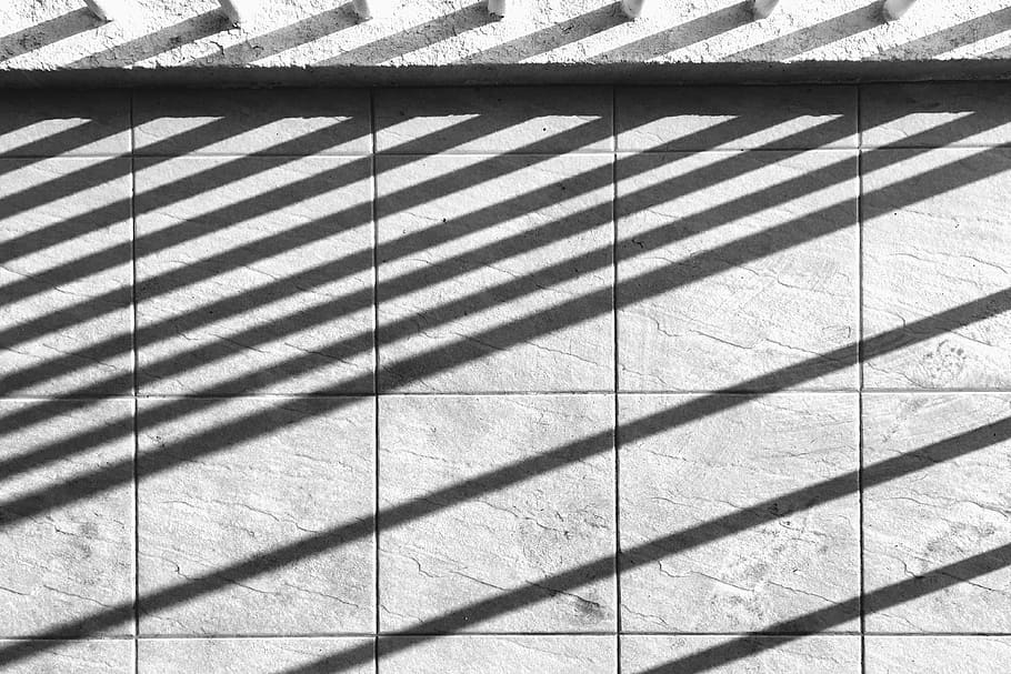 grau gestrichene Wand, graue Bodenfliesen, Schatten, Fußboden, abstrakt, Linien, Fliese, Sonnenlicht, gestreift, Natur, Tag, Muster, keine Leute, High Angle View, draußen, sonnig, Geländer, Fokus auf Schatten, Barriere, fallen, die Architektur, Wandbau - Funktion, Schutz, Sicherheit, Grenze, Stadt, 4K
