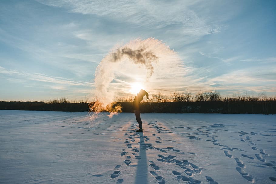 persona, de peu, nevat, sòl, difusió, neu, aire, assotant, daurat, hores, llançar, posta de sol, gel, hivern, temperatura de fred, cel, núvol - cel, una persona, naturalesa, llum solar, congelat, terra, dia, bellesa a la natura, dones, activitat d'oci, escenics - natura, adult, a l'aire lliure, roba calenta, 5K