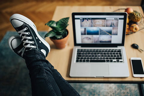 déchiré, jeans, noir, baskets, ordinateur portable argent, en bois, table, femme, argent, portable, table en bois, jambes, Pomme, ordinateur, pieds, Mac, all star, pantalon, La technologie, chaussure, l'Internet, Technologie sans fil, personnes, lien, la communication, partie du corps humain, une personne, jambe humaine, perspective personnelle, partie du corps, main humaine, se concentrer sur le premier plan, Vrais gens, à l'intérieur, utilisant un ordinateur portable, section basse, main, clavier, membre humain, 4K, CC0, domaine public, libre de droits