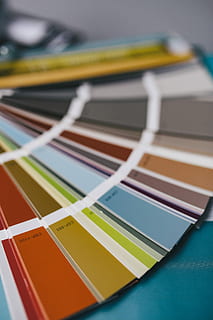 ontwerper patroon, kleurstalen, ontwerper, patroon, kleur, samples, materiaal, monster, catalogus, ontwerpen, motief, kleurstaal, tabel, multi gekleurd, bedrijf, gegevens, binnenshuis, detailopname, geen mensen, dag, stilleven, hoge hoekmening, selectieve aandacht, kunst cultuur en entertainment, focus op de voorgrond, tafel, papier, kunst en ambacht, creativiteit, muziekuitrusting, muziek-, keuze, geel, in een rij, 5K, CC0, publiek domein, royaltyvrij